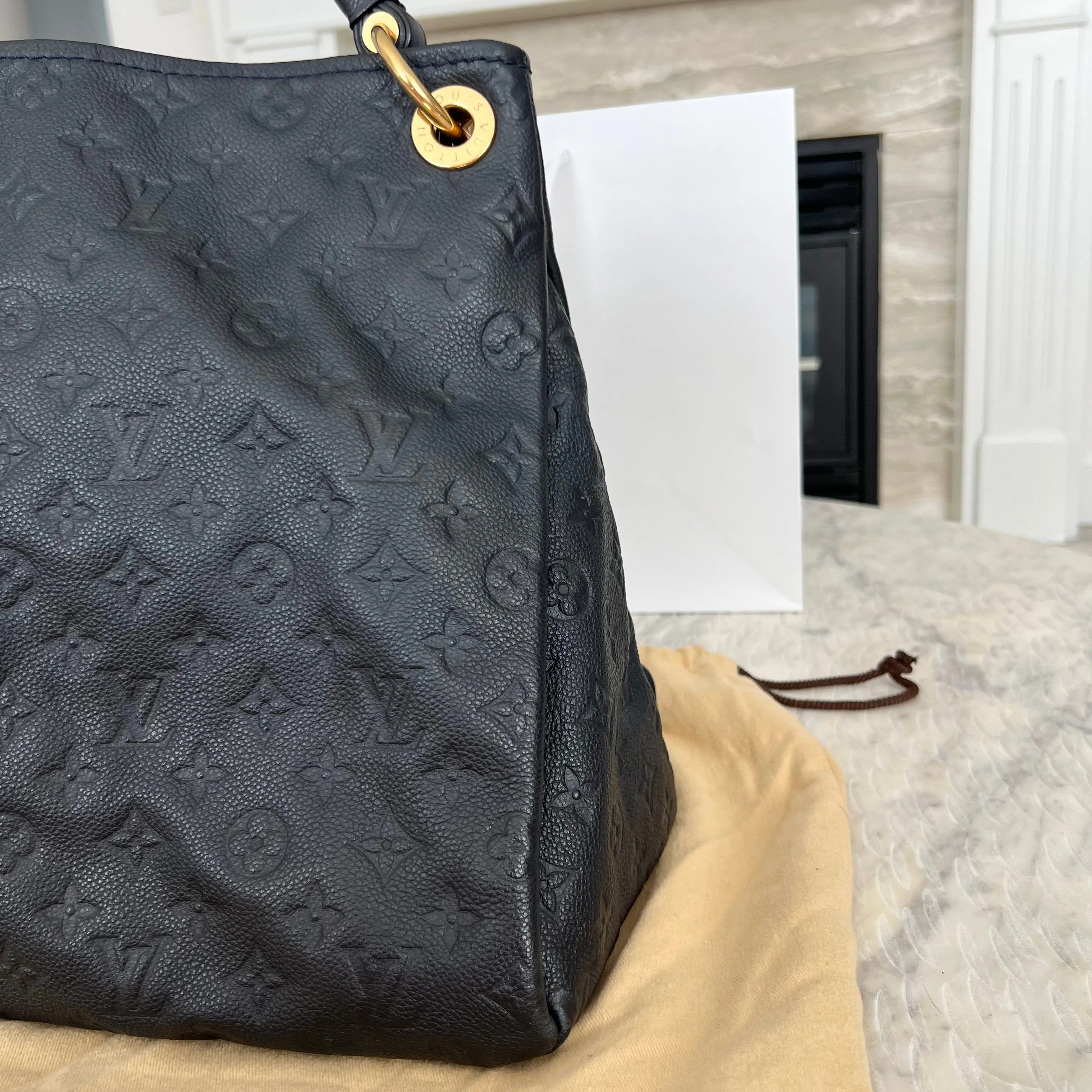 Louis Vuitton Artsy MM Bag