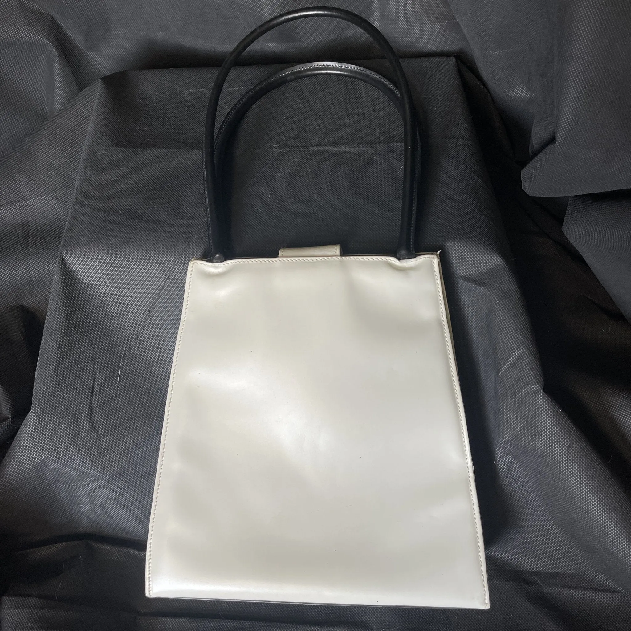 Vintage Black and White Leather Handbag by Saks Fifth Avenue. 1950s Sustainable Fashion Accessories.