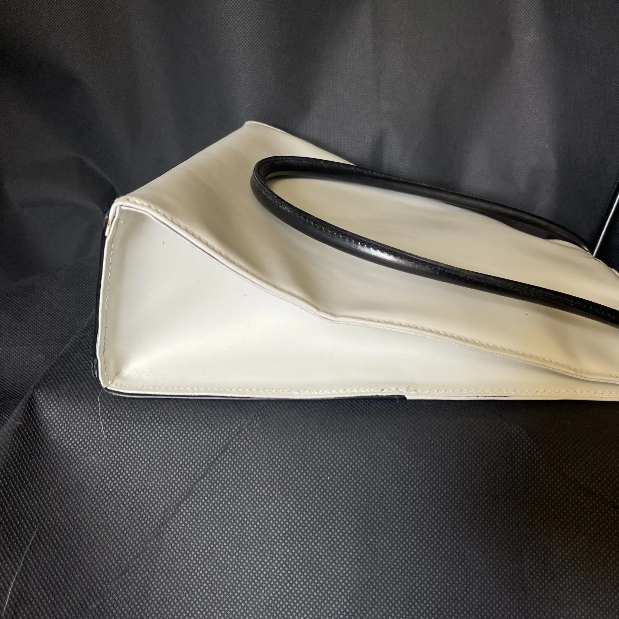 Vintage Black and White Leather Handbag by Saks Fifth Avenue. 1950s Sustainable Fashion Accessories.